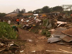 Sempat Ricuh dengan Petugas, Warga Tinggalkan Tanah Sengketa di Kembangan