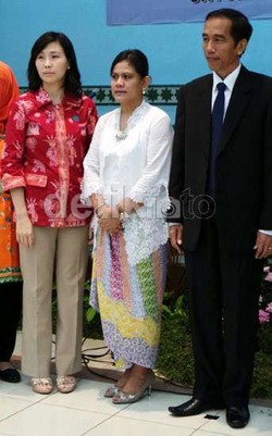Iriana Jokowi Borong Otak-otak di Rawa Bebek