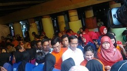 Jokowi Beri Penghargaan 50 Kader PKK di Kolong Tol Pluit