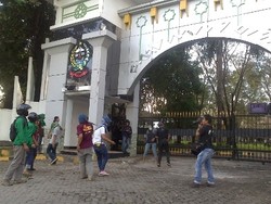 Demo Kenaikan BBM, Perang Batu Kembali Terjadi di Kantor Gubernur Sulsel