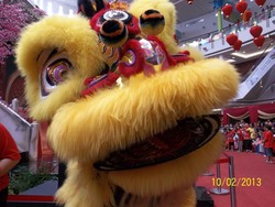 Aksi Atraktif Tarian Barongsai Memukau Wisatawan Di Surabaya