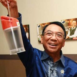 Jero Wacik Pamer Lampu Hemat Tenaga Matahari, Tapi Harganya Rp 200 Ribu