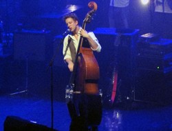 Bassist Mumford & Sons Menjalani Operasi Pengambilan Gumpalan Darah di Otak