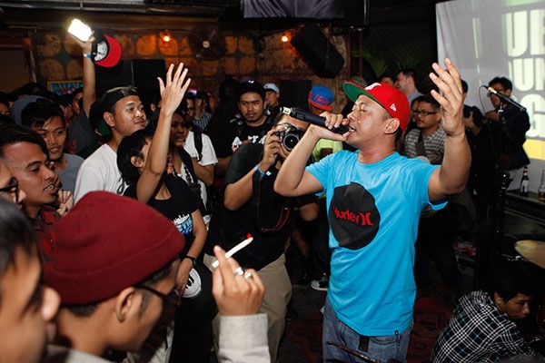 Pesta Musik Hurley & Le Specs di Lucy in the Sky