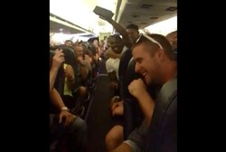 Pesawat Mogok 4 Jam, Penumpang Nyanyi I Believe I Can Fly