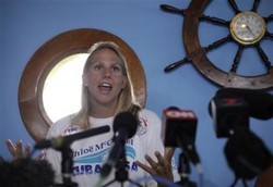 Traveler Pemberani Berenang 166 Km di Sarang Hiu