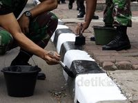 TNI Cat Pembatas Trotoar