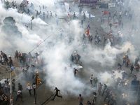 Polisi Turki Bubarkan Demonstran