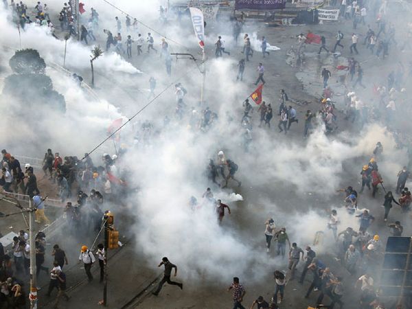 Polisi Turki Bubarkan Demonstran