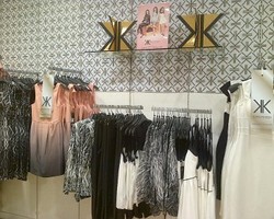 The Kardashian Tawarkan Koleksi Busana Terbaru yang Feminin dan Seksi