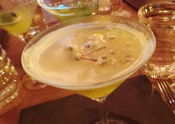 Mixologist Dunia Javier de las Muelas Meracik Cocktail Khusus Untuk Sundara