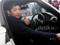 Mobil Sport Putih Kesayangan Pasha Ungu