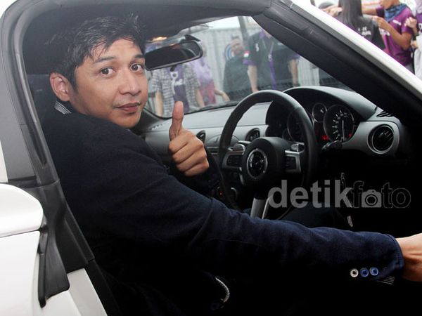 Mobil Sport Putih Kesayangan Pasha Ungu