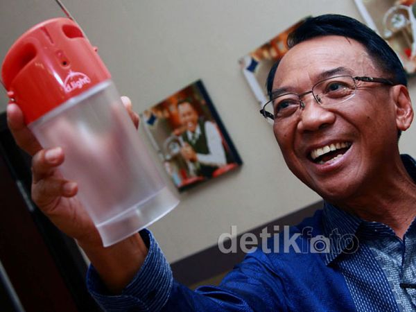 Jero Wacik Pamer Lampu Hemat Energi