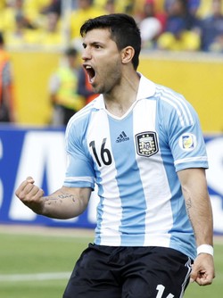 Bermain di Estadio Olimpico Atahualpa yang punya ketinggian 2.800 meter di atas permukaan laut, Rabu (12/6/2013) pagi WIB, Argentina lebih dulu unggul lewat Sergio Aguero. REUTERS/Gary Granja.