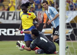 Ini merupakan hasil imbang ketiga secara beruntun yang dicatatkan oleh anak-anak asuh Alejandro Sabella. Sebelumnya, Lionel Messi dkk. bermain seri dengan Bolivia (1-1) dan Kolombia (0-0). REUTERS/Kevin Granja.