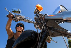 Sering Naik Angkutan Umum atau Sepeda Motor? Jangan Lupa Pakai Sunscreen