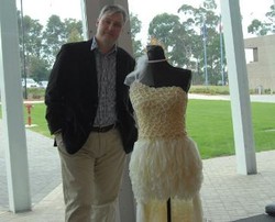 Gaun Pengantin Terbuat dari Ratusan Kondom Ini Jadi Kontroversi