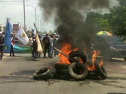 Tolak Kenaikan BBM, 100-an Mahasiswa Pekanbaru Sandera Mobil Pelat Merah