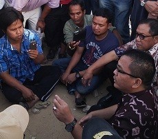 Blusukan Temui TKI di Jeddah, Wamen Denny Sebar Kartu Nama