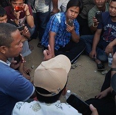 Ini Aksi para TKI yang Selalu Pasang HP Kala Pejabat Bicara