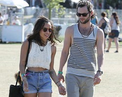 2 Tahun Bersama, Penn Badgley dan Zoe Kravits Akhirnya Putus