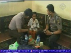 Balita Jatuh dari Mobil Ketemu Orangtuanya