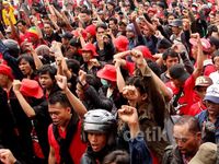 Tolak BBM Naik, Ratusan Buruh Demo DPR