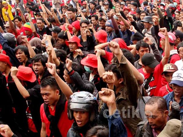 Tolak BBM Naik, Ratusan Buruh Demo DPR Tolak BBM Naik, Ratusan Buruh Demo DPR