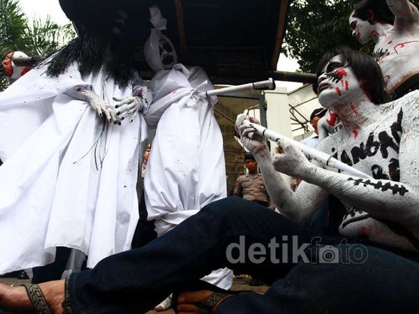 Pocong Demo Kedubes Malaysia