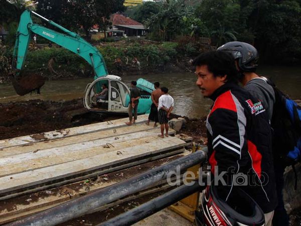 Normalisasi Kali Ciliwung Jadi Tontonan Warga