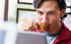 Penggemar Espresso Lebih Sukses dalam Karier dan Percintaan?