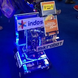 Robot ala Wall-E Gantikan SPG Sebar Brosur