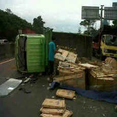 Truk Muat Keramik Terguling di Tol Satelit ke Waru
