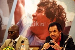 Ketua BASRI Edy Sofyan (kanan), memberikan penjelasan terkait kedatangan Maradona ke Indonesia, di Jakarta, Kamis (13/6/2013).