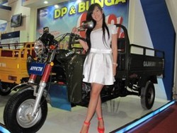 Si Cantik nan Seksi di Booth Pabrikan Motor
