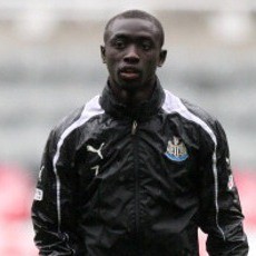 Papis Cisse, di Antara Keyakinan dan Rentenir Sponsor Newscastle
