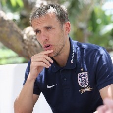 Martinez Ajak Phil Neville Jadi Pelatih