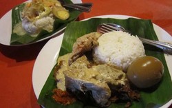 Nasi Gudeg dan Liwet Cah Solo: Mlekoh Sedep Racikan Gudegnya
