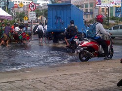 Banjir di Mangga Dua, Sejumlah Pemotor Bingung Cari Jalur Alternatif