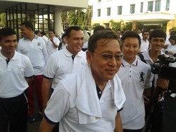 Main Bola Voli, Upss! Service Bola Boediono Meleset