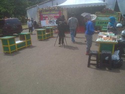 Puluhan Pedagang Kerak Telor Mejeng di Pintu Utama PRJ Monas