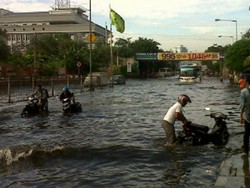 Motor-motor Mogok Akibat Terobos Banjir di Mangga Dua
