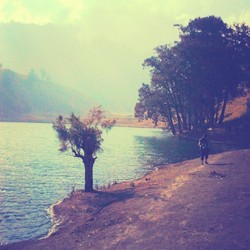 walking on the edge of Ranukumbolo