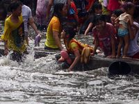 Banjir Datang, Anak-anak Asyik Bermain