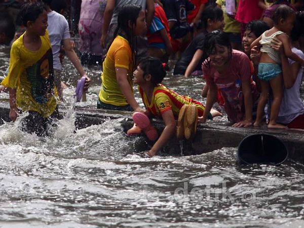 Banjir Datang, Anak-anak Asyik Bermain