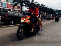 Hindari Banjir, Pengendara Lawan Arah