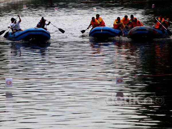 Lomba Dayung Buka Festival Pasar Baru