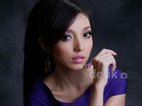 Pose Seksi Manda Cello, Istri Keempat Eyang Kubur