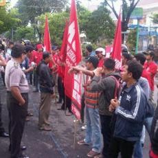 Berkas Sekjen FSBK P21, Massa FSBK Geruduk Kejari Surabaya